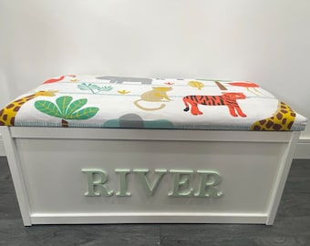 Caja de juguetes personalizada con tapa extraíble, se puede utilizar como asiento, bonito regalo o mueble de guardería/caja de mantas. Añade el nombre de tu hijo.