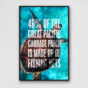 Może przedstawiać: Plakat z niebieskim i zielonym tłem przedstawiający żółwia morskiego z tekstem "46% Great Pacific Garbage Patch składa się z sieci rybackich".