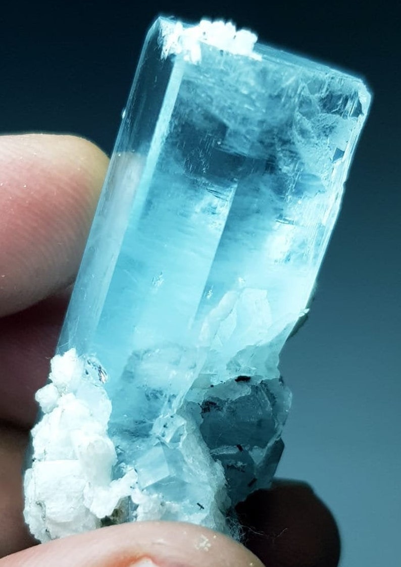 44*14*22mm Rough Aquamarine Crystal From Shigar Valley Skardu 167 Carat Top Quality Undamaged Aquamarine Crystal Combine With Feldspar