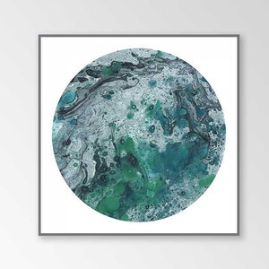 以下が含まれることがあります： 白地に、緑と青の渦巻き模様の円が描かれた、額縁に入った抽象画です。