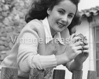 Liz Taylor Having a Lunchbreak