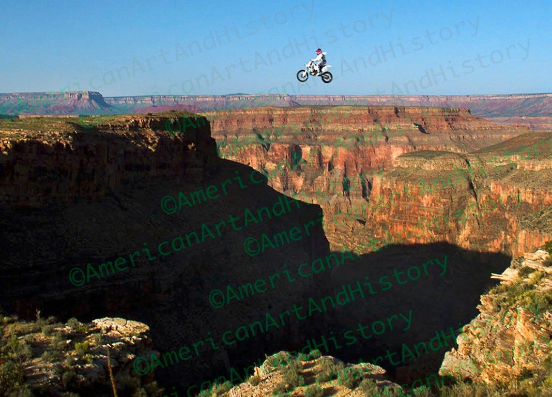 Para Um Salto No Grand Canyon Usando Motos