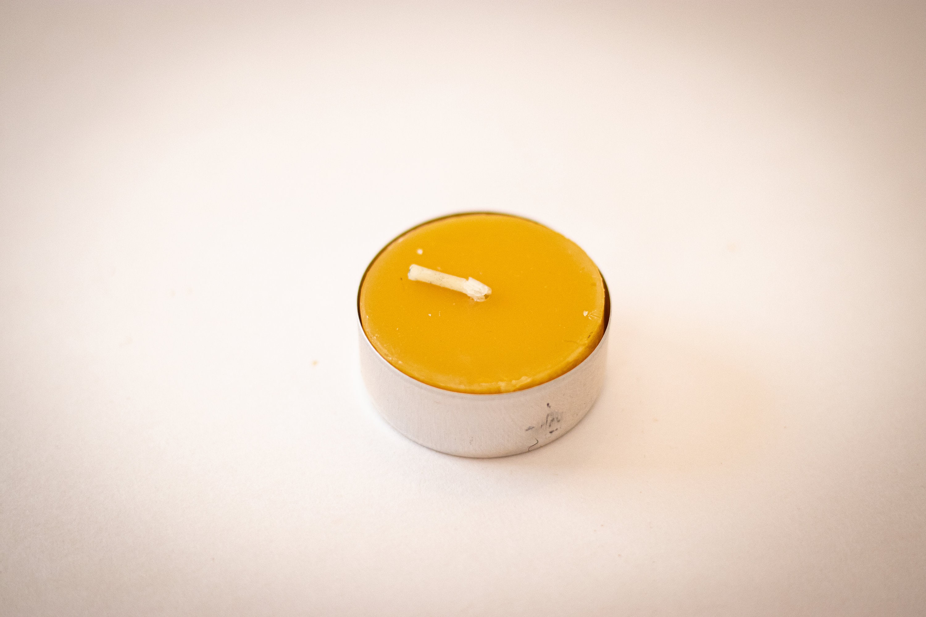 24 Bienenwachs Teelichter - Naturbelassen, Rauchfrei, 4h Brenndauer