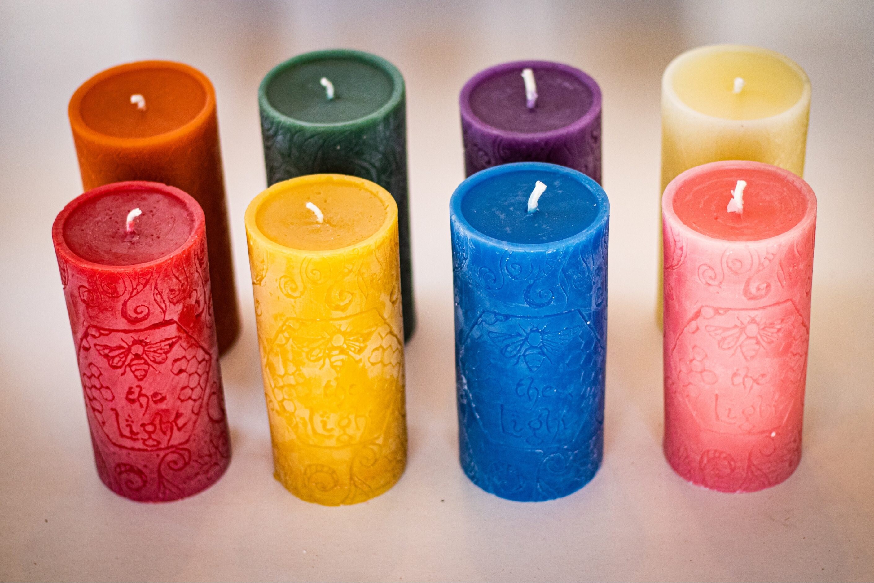 Candela a colonna in pura cera d'api al 100% (72 ore di combustione) - 5,7 x 2,7 pollici Candela completamente naturale, fatta a mano, senza profumo con profumo naturale di miele - Italia
