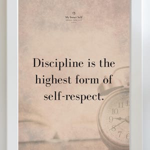 Puede incluir: Impresión enmarcada en blanco con el texto "La disciplina es la forma más alta de respeto por uno mismo". Un reloj de estilo vintage es visible a la derecha. La parte superior de la impresión tiene las palabras "My Inner Self".
