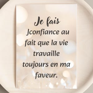 Könnte beinhalten: Ein Set aus drei Keramikbechern mit gesprenkelter, matter Oberfläche. Die Becher sind in den Farbtönen Creme, Hellgrau und Dunkelgrau gehalten. Jeder Becher hat ein schlichtes, minimalistisches Design, perfekt für Kaffee oder Tee.