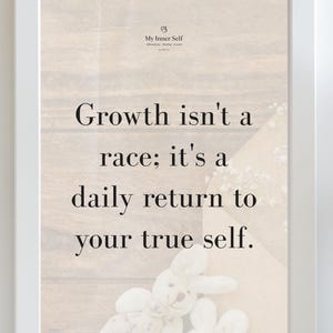 Puede incluir: Impresión enmarcada en blanco con el texto "El crecimiento no es una carrera; es un regreso diario a tu verdadero yo". La impresión también presenta un pequeño logotipo y las palabras "My Inner Self". Un pequeño peluche blanco en la parte inferior.
