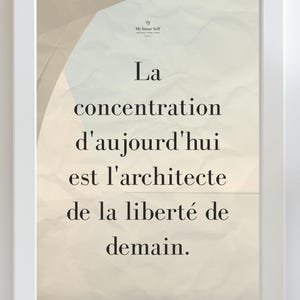 Może przedstawiać: Biała oprawiona grafika z francuskim tekstem "La concentration d'aujourd'hui est l'architecte de la liberté de demain." czarną czcionką. Tło ma wygląd beżowego, teksturowanego papieru. Na górze znajduje się napis "My Inner Self".