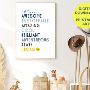 Pu&ograve; includere: Arte da parete stampabile con uno schema di colori blu e grigio. Il testo recita "Io sono... Fantastico, Inarrestabile, Incredibile, Bello, Brillante, Avventuroso, Coraggioso, Lucas." Un'emoticon gialla sorridente &egrave; accanto al nome Lucas.