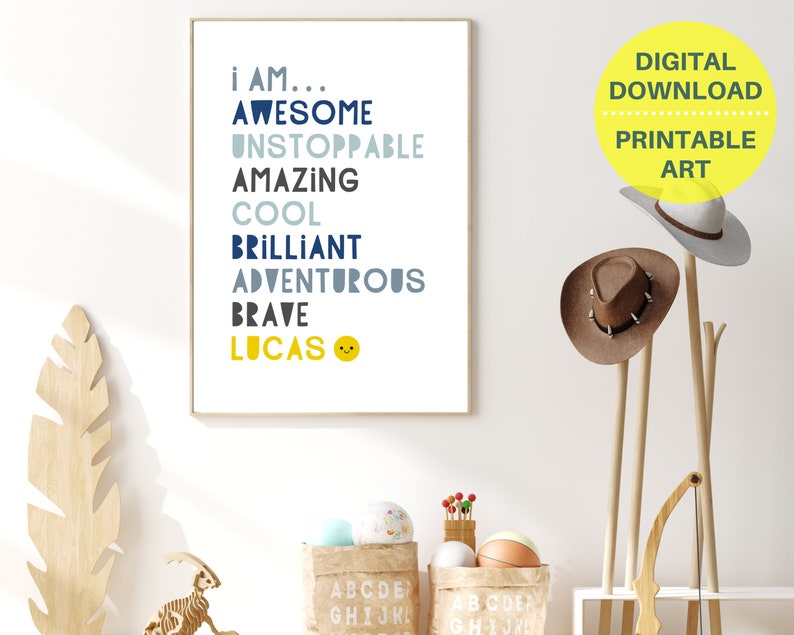 Pu&ograve; includere: Arte da parete stampabile con uno schema di colori blu e grigio. Il testo recita "Io sono... Fantastico, Inarrestabile, Incredibile, Bello, Brillante, Avventuroso, Coraggioso, Lucas." Un'emoticon gialla sorridente &egrave; accanto al nome Lucas.