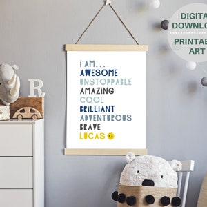 Pu&ograve; includere: Una stampa d'arte da parete stampabile con uno schema di colori blu e bianco. La stampa presenta il testo "Io sono... Fantastico, Inarrestabile, Incredibile, Bello, Brillante, Avventuroso, Coraggioso, Lucas" con una faccina sorridente gialla.