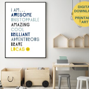 Pu&ograve; includere: Arte da parete stampabile con sfondo bianco e testo blu e grigio che recita "Io sono... Fantastico, Inarrestabile, Incredibile, Bello, Brillante, Avventuroso, Coraggioso, Lucas" con una faccina sorridente gialla.