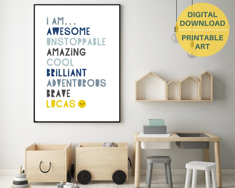 Pu&ograve; includere: Arte da parete stampabile con sfondo bianco e testo blu e grigio che recita "Io sono... Fantastico, Inarrestabile, Incredibile, Bello, Brillante, Avventuroso, Coraggioso, Lucas" con una faccina sorridente gialla.