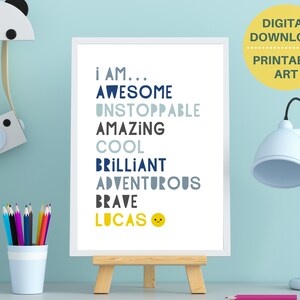 Pu&ograve; includere: Stampa d'arte stampabile con il testo "Io sono... Fantastico, Inarrestabile, Incredibile, Bello, Brillante, Avventuroso, Coraggioso, Lucas" in testo blu e grigio con una faccina sorridente gialla. La stampa &egrave; su sfondo bianco ed &egrave; incorniciata in una cornice bianca.