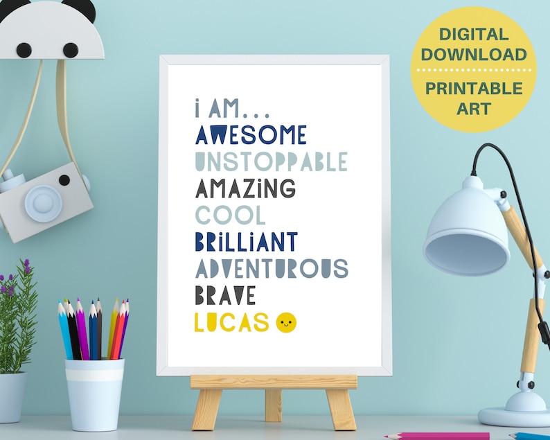 Pu&ograve; includere: Stampa d'arte stampabile con il testo "Io sono... Fantastico, Inarrestabile, Incredibile, Bello, Brillante, Avventuroso, Coraggioso, Lucas" in testo blu e grigio con una faccina sorridente gialla. La stampa &egrave; su sfondo bianco ed &egrave; incorniciata in una cornice bianca.