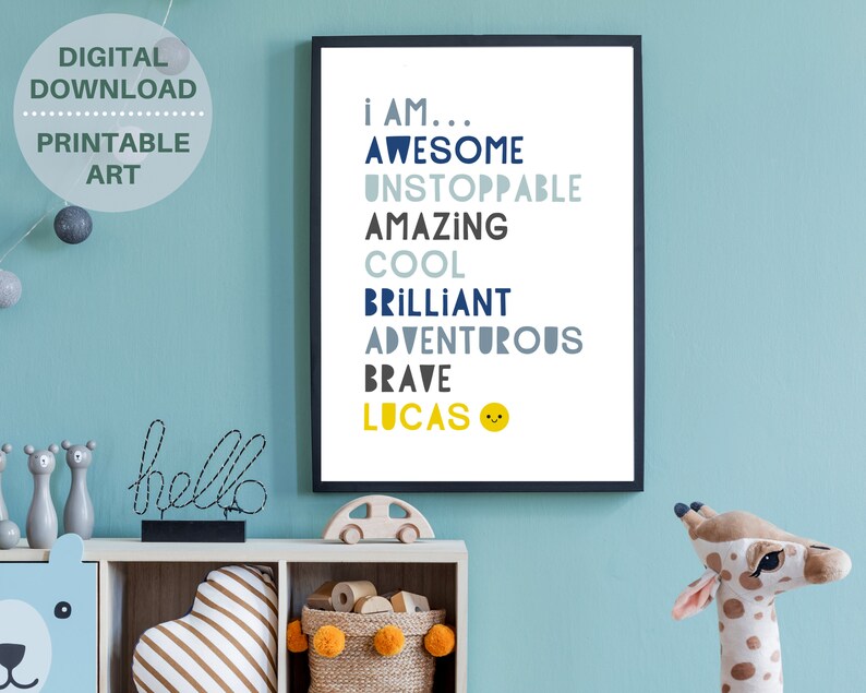 Pu&ograve; includere: Una stampa d'arte da parete stampabile con sfondo blu e testo bianco che recita "Io sono... Fantastico, Inarrestabile, Incredibile, Bello, Brillante, Avventuroso, Coraggioso, Lucas". Un'emoticon gialla sorridente &egrave; accanto al nome Lucas.