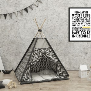Może przedstawiać: Czarno-biały namiot tipi w paski z motywacyjnym cytatem na ścianie za nim. Cytat brzmi: "Benjamin Worry Less Follow Your Own Path Think You Speak Own Your Actions Life Can Be Tough (But So Can You) Celebrate Your Uniqueness Be Your Own Best Friend But Never Your Worst Enemy Dare To Be Incredible"