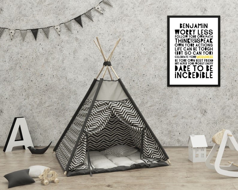 Może przedstawiać: Czarno-biały namiot tipi w paski z motywacyjnym cytatem na ścianie za nim. Cytat brzmi: "Benjamin Worry Less Follow Your Own Path Think You Speak Own Your Actions Life Can Be Tough (But So Can You) Celebrate Your Uniqueness Be Your Own Best Friend But Never Your Worst Enemy Dare To Be Incredible"