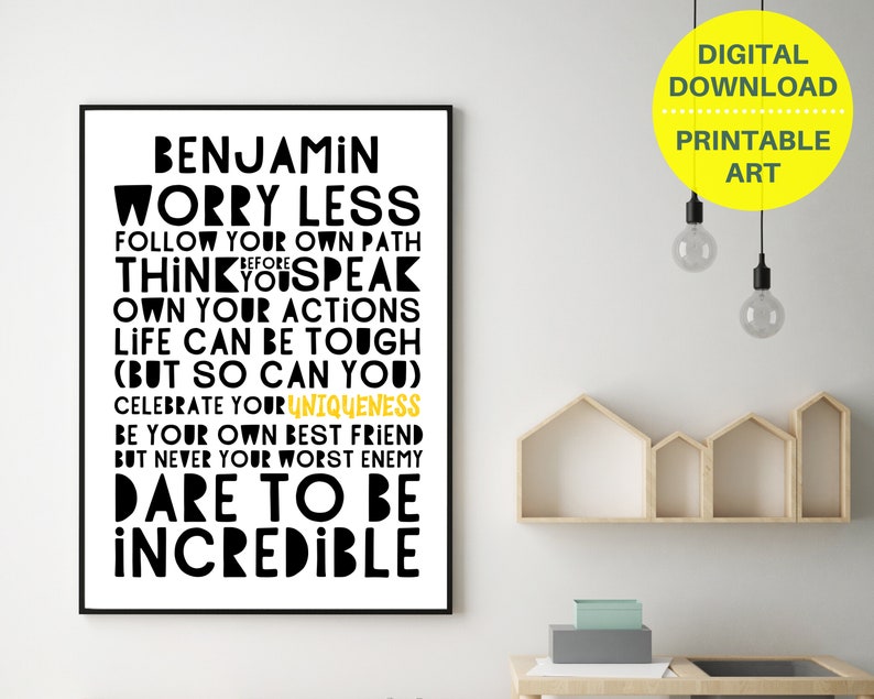 Może przedstawiać: Czarno-biała, drukowana grafika ścienna z tekstem "BENJAMIN WORRY LESS FOLLOW YOUR OWN PATH BEFORE THINK YOU SPEAK OWN YOUR ACTIONS LIFE CAN BE TOUGH (BUT SO CAN YOU) CELEBRATE YOUR UNIQUENESS BE YOUR OWN BEST FRIEND BUT NEVER YOUR WORST ENEMY DARE TO BE INCREDIBLE". Tekst jest pogrubiony, w czcionce bezszeryfowej. Słowo "UNIQUENESS" jest wyr&oacute;żnione kolorem ż&oacute;łtym.