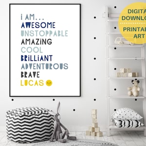 Pu&ograve; includere: Un design di arte da parete stampabile con uno sfondo bianco e testo blu e grigio che recita "Io sono... Fantastico, Inarrestabile, Incredibile, Bello, Brillante, Avventuroso, Coraggioso, Lucas" con una faccina sorridente gialla. Il testo &egrave; in uno stile di font moderno.