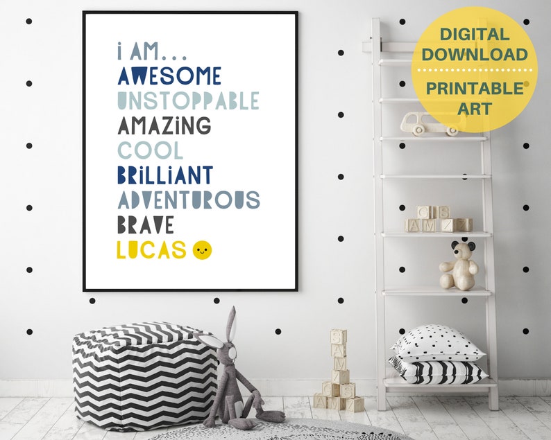 Pu&ograve; includere: Un design di arte da parete stampabile con uno sfondo bianco e testo blu e grigio che recita "Io sono... Fantastico, Inarrestabile, Incredibile, Bello, Brillante, Avventuroso, Coraggioso, Lucas" con una faccina sorridente gialla. Il testo &egrave; in uno stile di font moderno.
