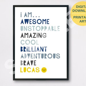 Pu&ograve; includere: Arte da parete stampabile con uno schema di colori blu e grigio. Il testo recita "Io sono... Fantastico, Inarrestabile, Incredibile, Bello, Brillante, Avventuroso, Coraggioso, Lucas". Un'emoticon gialla sorridente &egrave; accanto al nome Lucas.