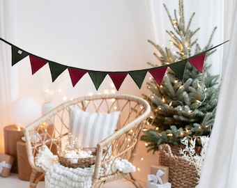 Weihnachtsgirlande aus rotem und grünem Leinen