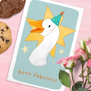 Carte postale Oie « Born Fabulous » – carte animalière amusante avec chapeau de fête et étoiles, carte A6 amusante à offrir, à collectionner et à envoyer