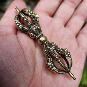 Vajra de latão com 8 fios