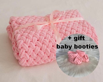 Unique baby gift, New baby girl gift, pinnk crochet blanket for baby, newborn crib blanket