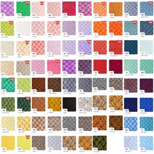 K&ouml;nnte beinhalten: Eine Farbkarte mit 100 verschiedenen Garnfarben. Das Garn hat eine dicke, weiche und flauschige Textur. Die Farben sind in Reihen und Spalten angeordnet. Jede Farbe hat eine Nummer und einen Namen.