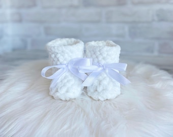 Christening knitted baby booties, White baptism shoes, baby slippers, goddaughter gifts, newborn booties, soft baby shoes