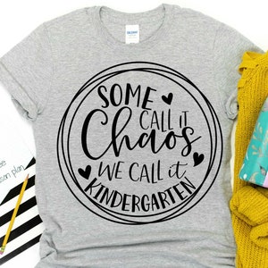 Kindergarten SVG, Chaos Wir nennen es Kindergarten, Lehrer SVG, Zurück in die Schule Schnittdatei, Cricut Lehrer-Shirt-Design