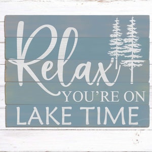 Ontspan met onze 'On Lake Time'-SVG met pijnbomen voor je volgende ontwerpproject! Direct downloaden