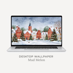 Może przedstawiać: Srebrny laptop wyświetlający cyfrową ilustrację zaśnieżonego placu miejskiego z budynkami z czerwonej cegły, udekorowanymi choinkami i padającym śniegiem. Pod laptopem znajduje się napis DESKTOP WALLPAPER Mud Melon szarą czcionką.
