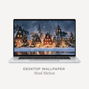 Könnte beinhalten: Ein silberner Laptop mit einem digitalen Desktop-Hintergrundbild eines verschneiten europäischen Dorfes bei Nacht mit beleuchteten Fenstern, geschmückten Tannen und Schneefall. Der Text unter dem Laptop lautet DESKTOP WALLPAPER Mud Melon.