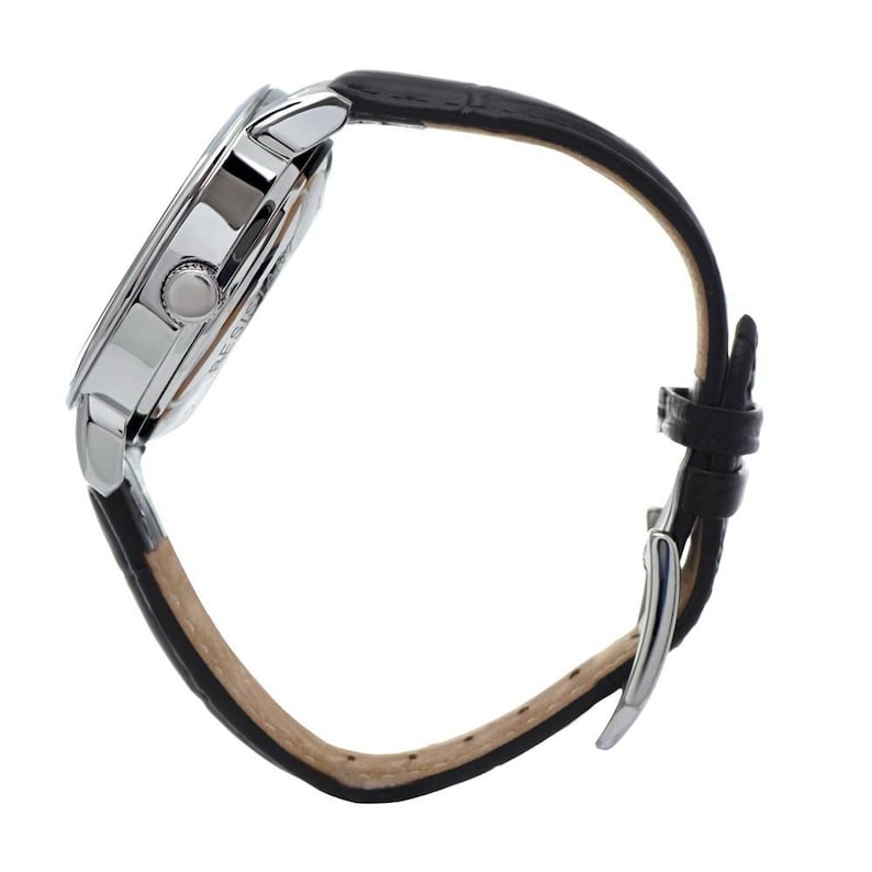 K&ouml;nnte beinhalten: Eine Seitenansicht einer Armbanduhr mit einem polierten silberfarbenen Metallgeh&auml;use und einem strukturierten schwarzen Lederarmband. Die Uhr verf&uuml;gt &uuml;ber eine kleine runde Krone an der Seite des Geh&auml;uses und eine silberfarbene Metallschnalle am Armband.