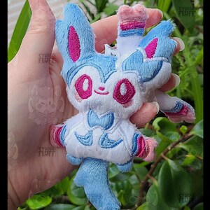 Pokemon Center Sylveon Adventure Partners Plush Key Chain – Kuscheliger Schlüsselanhänger Mit Pokéball-Clip
