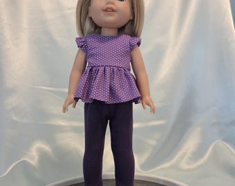 Conjunto de dos piezas con top de manga con volantes en color morado con lunares blancos, leggings morados, apto para muñecas de 37 cm como Wellie Wishers y Glitter Girls.