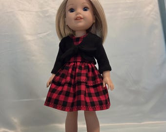 Vestido sin mangas en cuadros rojos y negros, tiene cárdigan negro y se adapta a muñecas de 14,5 pulgadas como Wellie Wishers, Glitter Girls y muñecas similares.