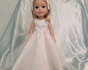 El vestido de novia de satén sin mangas tiene ribetes de encaje y perlas en la cintura y el velo y se adapta a muñecas de 14,5 pulgadas como Wellie Wishers y Glitter Girls.