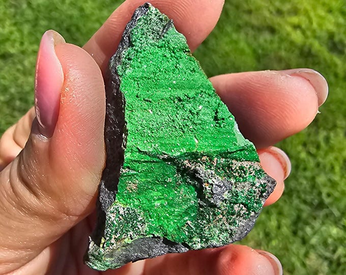 Uvarovite Garnet crystals green natural stone mineral specimen from  Russia structure minerals Gemstone Crystal