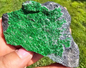 Uvarovite Garnet crystals green natural stone mineral specimen from  Russia structure minerals Gemstone Crystal