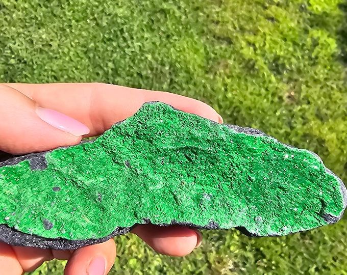 Uvarovite Garnet crystals green natural stone mineral specimen from  Russia structure minerals Gemstone Crystal