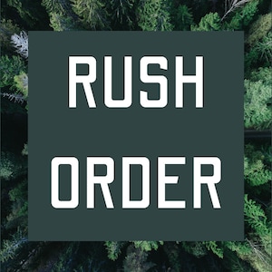 Op de afbeelding: Een donkergroene achtergrond met de tekst "RUSH ORDER" in wit, vetgedrukt, sans-serif lettertype.
