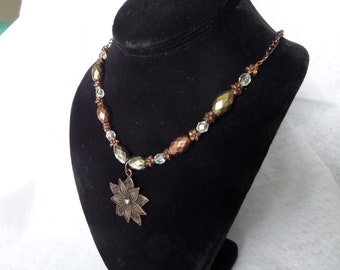 Collar de flores de cobre
