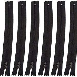Può includere: Set di sei chiusure a zip nere, ciascuna misura circa 15 cm di lunghezza. Le cerniere hanno un cursore argentato e sono ideali per progetti di cucito.