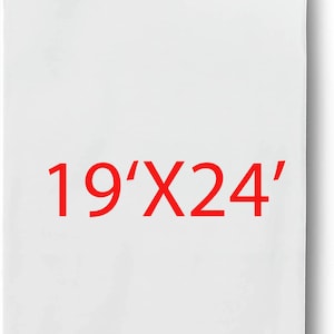 Può includere: Busta in polietilene bianca con una striscia di plastica trasparente nella parte superiore. La busta ha un'etichetta rossa con il testo "19' X 24'" stampato su di essa.