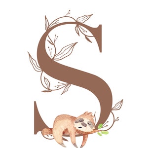 Puede incluir: Una letra S marr&oacute;n con un dise&ntilde;o de vid enredadera. Un perezoso marr&oacute;n est&aacute; durmiendo en una rama dentro de la letra. La palabra "Sloth" est&aacute; escrita debajo de la letra.