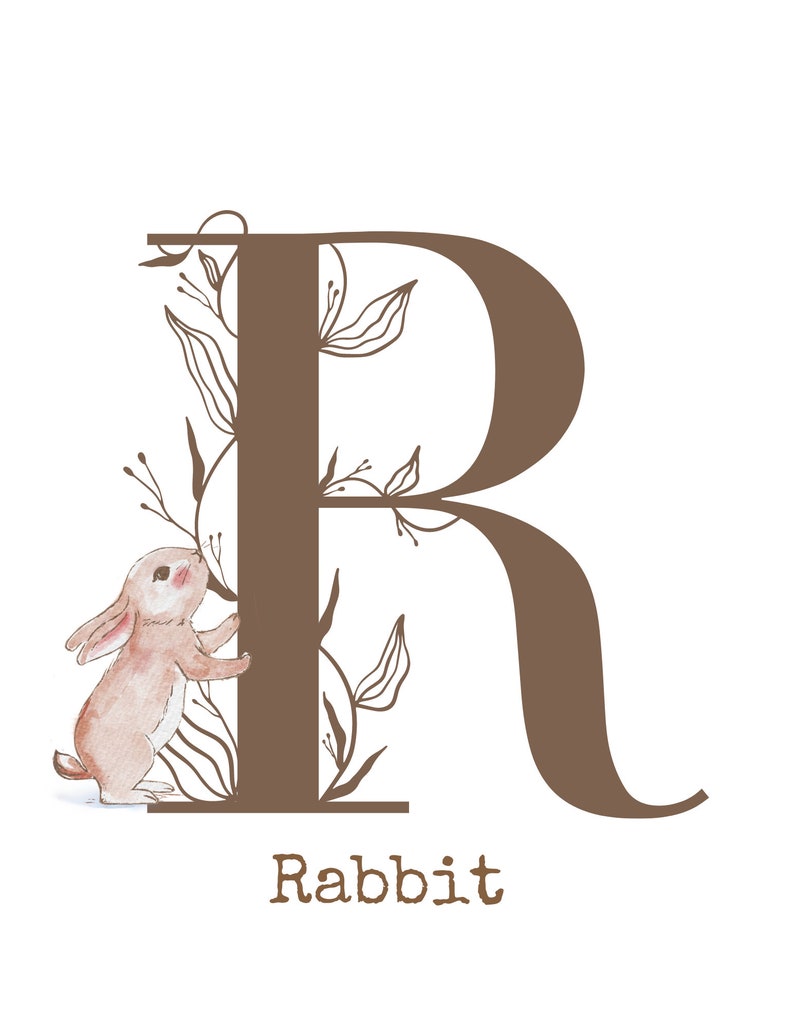 Puede incluir: Una letra R marr&oacute;n con adornos florales y una ilustraci&oacute;n de acuarela de un conejo marr&oacute;n. El texto "Rabbit" est&aacute; debajo de la letra.